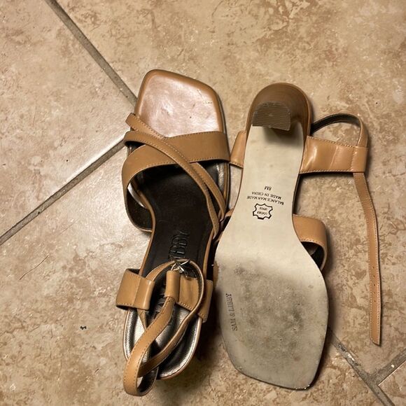 Tan shoes  - Picture 3 of 3